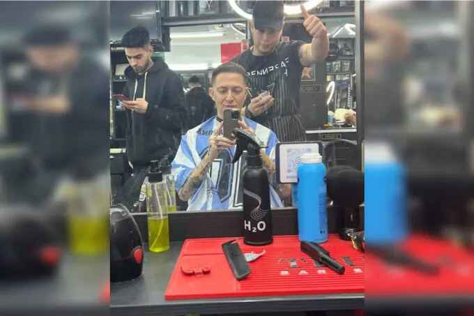 Оксимирон в кресле барбера