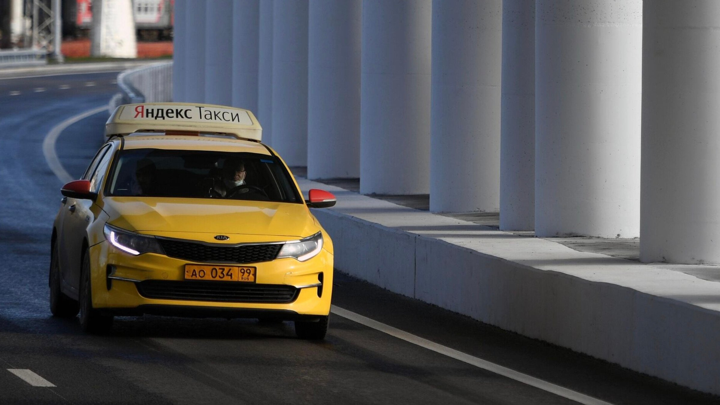 В такси можно купить. Машина "такси". Авто vs такси. Московское такси.