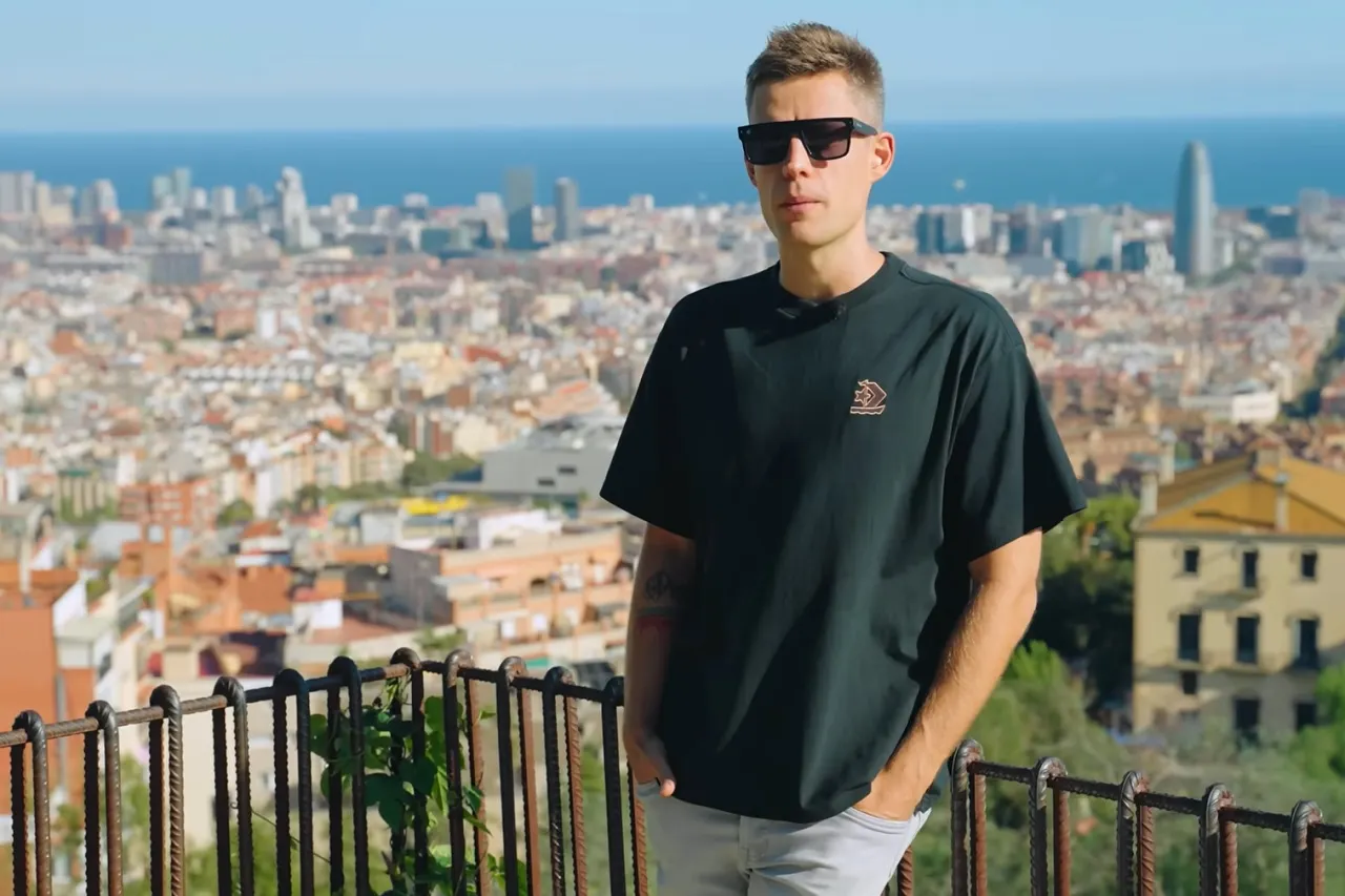 «Юра спрашивал, как выходить из-за кулис, а теперь все отрицает». Кто был учителем Дудя * на телевидении?