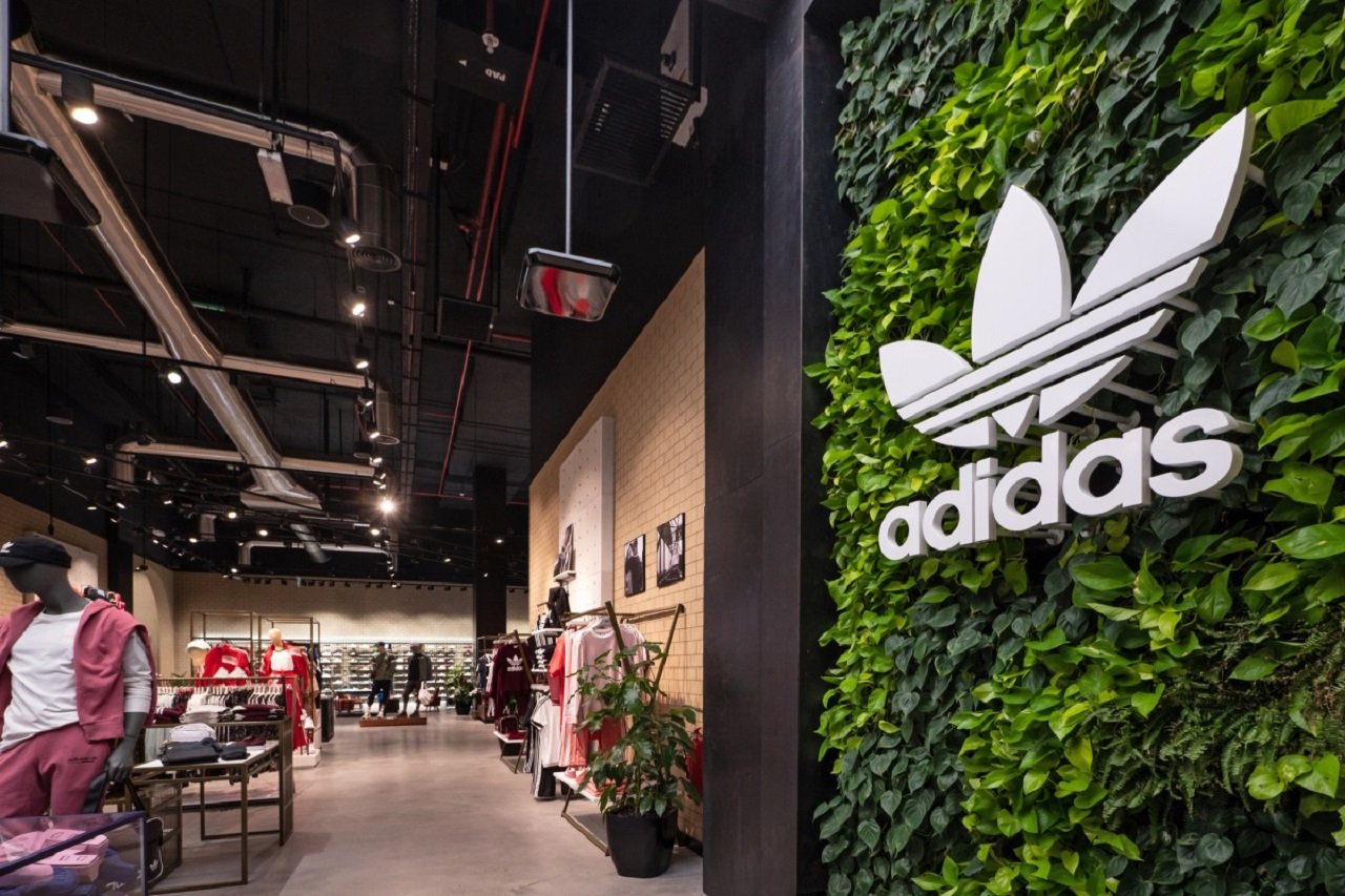 Adidas dubai. Dubai Mall adidas. Адидас аутлет Дубай. Магазин найк в Дубай Молл. Adidas Originals Dubai Mall.