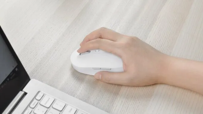 «Абсолютно бесшумная и очень комфортная». Топовую беспроводную мышь Xiaomi сливают за тысячу рублей