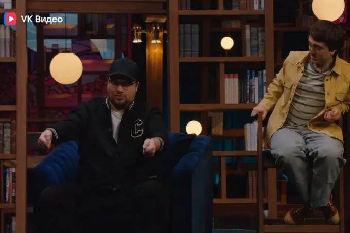 Гарик Харламов показывает, как сдает кал с помощью кастрюли