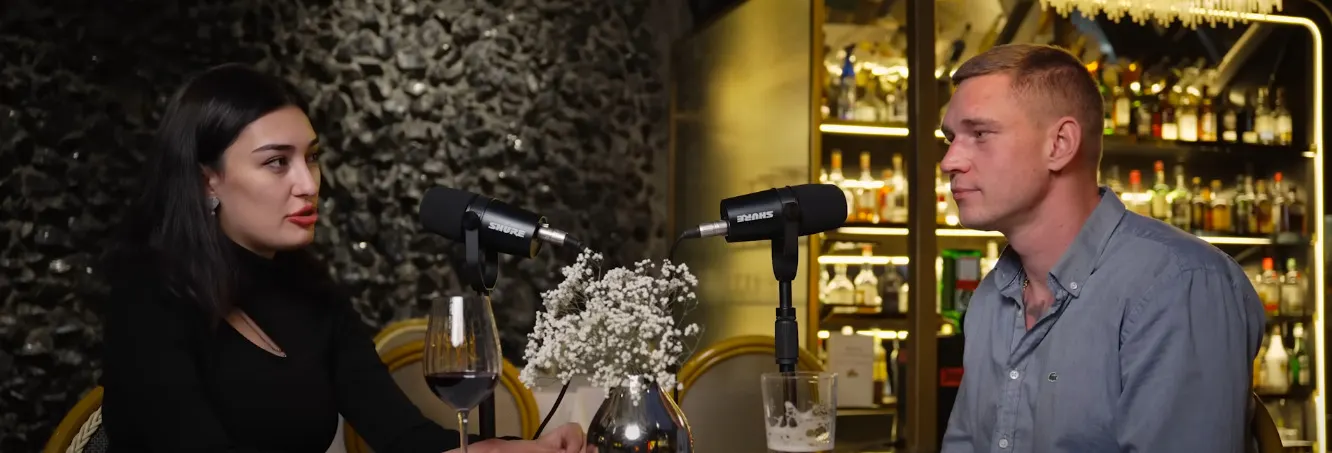 Чем сейчас занимается Ресторатор? Ведущий Versus пробует еду, тусит с комиками и шутит про Оксимирона *