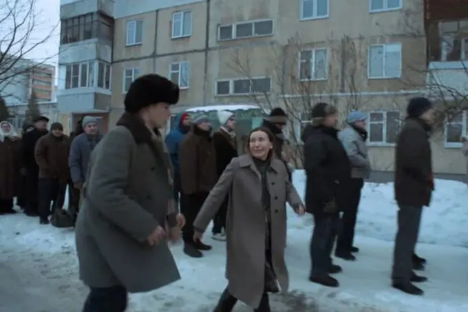 Сцена бега матери Андрея Пальто на фоне очереди в сериале «Слово пацана. Кровь на асфальте»