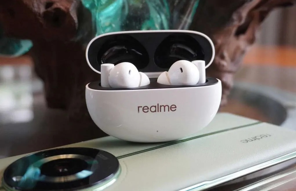 Нашли лучшие наушники в пределах 5 тысяч рублей. Вариант с кучей флагманских фич и крутой автономностью