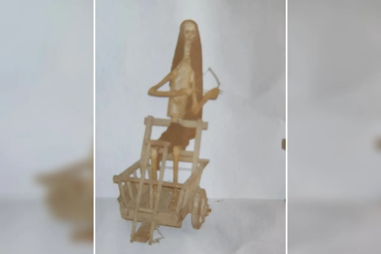 Мужчина нашел странное фото в семейном альбоме. В комментах выяснили, что осталось на снимке деда