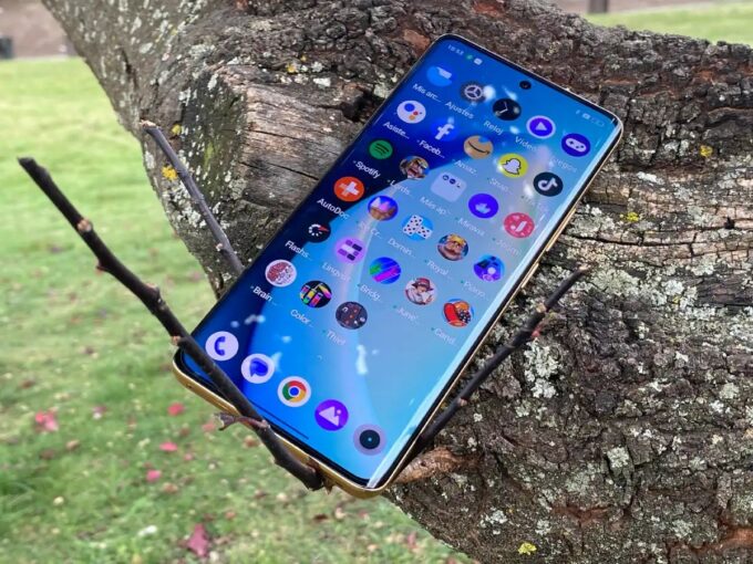 Самый стильный Realme подешевел в России. У него шикарный экран и ...