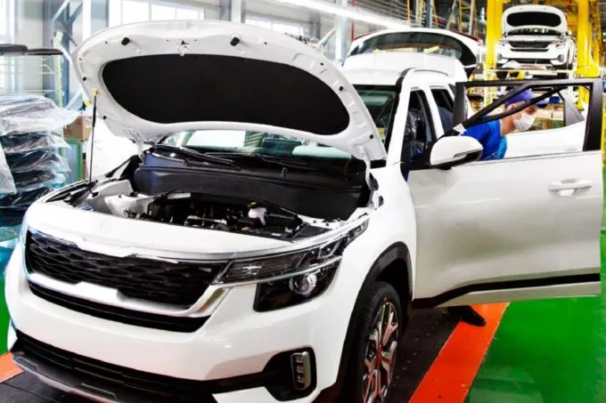 Сборка Kia Seltos на заводе в Калининграде