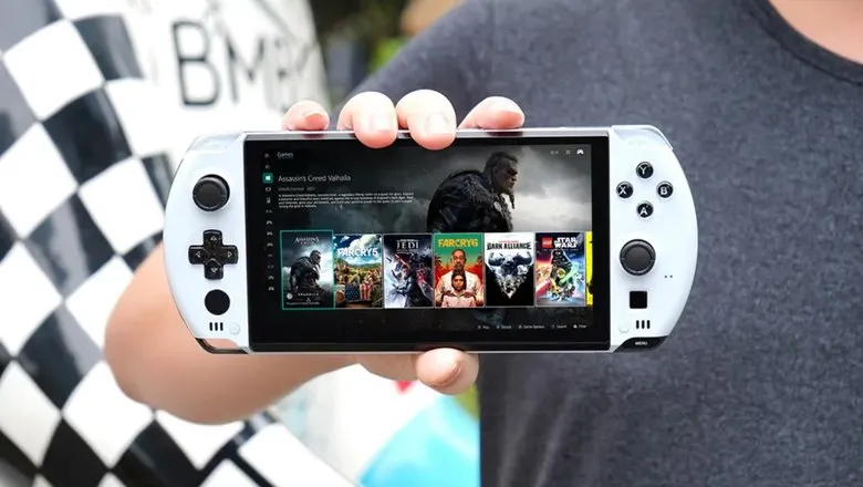 У GPD вышла новая портативная консоль. У нее дизайн PlayStation Portable, экран-слайдер и клавиатура с подсветкой