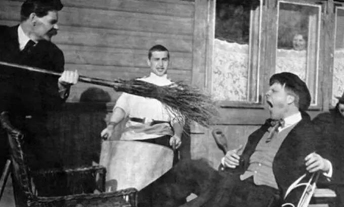 Фотография «Максим Горький готовит Федора Шаляпина к пению»