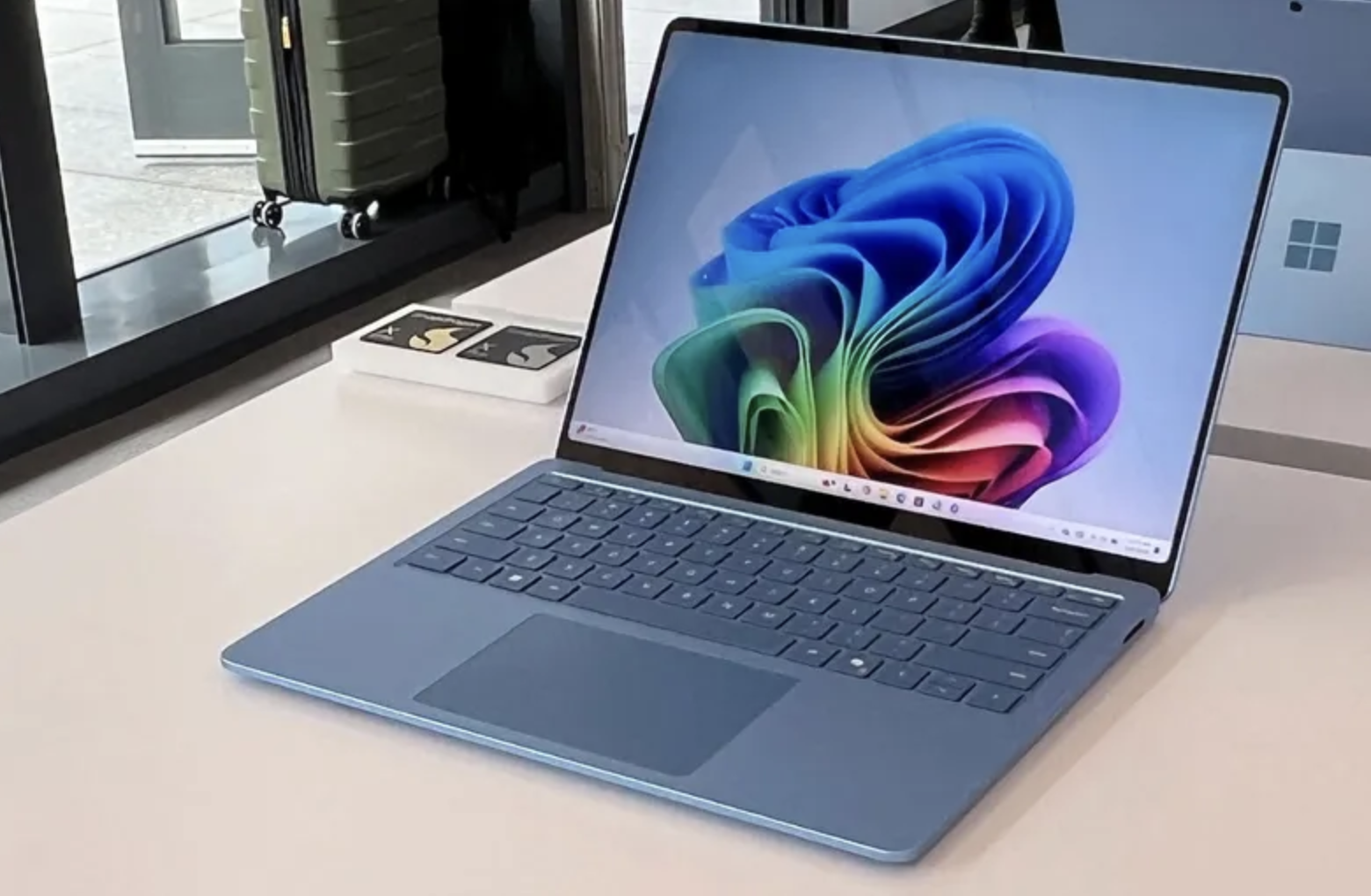 Так же удобно пользоваться, как MacBook». Microsoft Surface Laptop реально  стал угрозой для Apple — Палач | Гаджеты, скидки и медиа