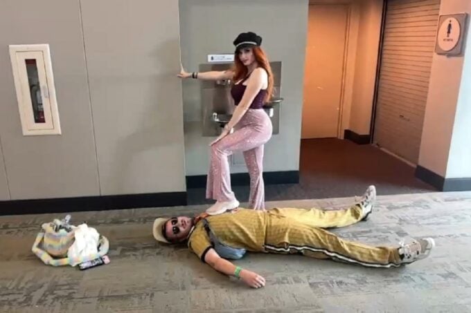 Amouranth наступила на Илью Мэддисона на TwitchCon