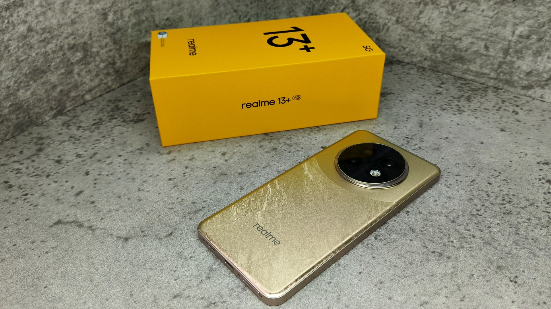 Смартфон Realme 13+