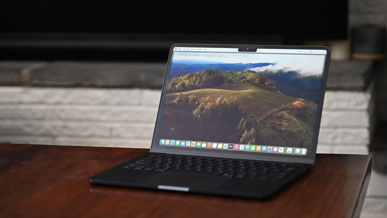 Пользуюсь этим MacBook Air почти два года, но до сих пор жалею об одной ошибке при выборе. Ни в коем случае не повторяйте