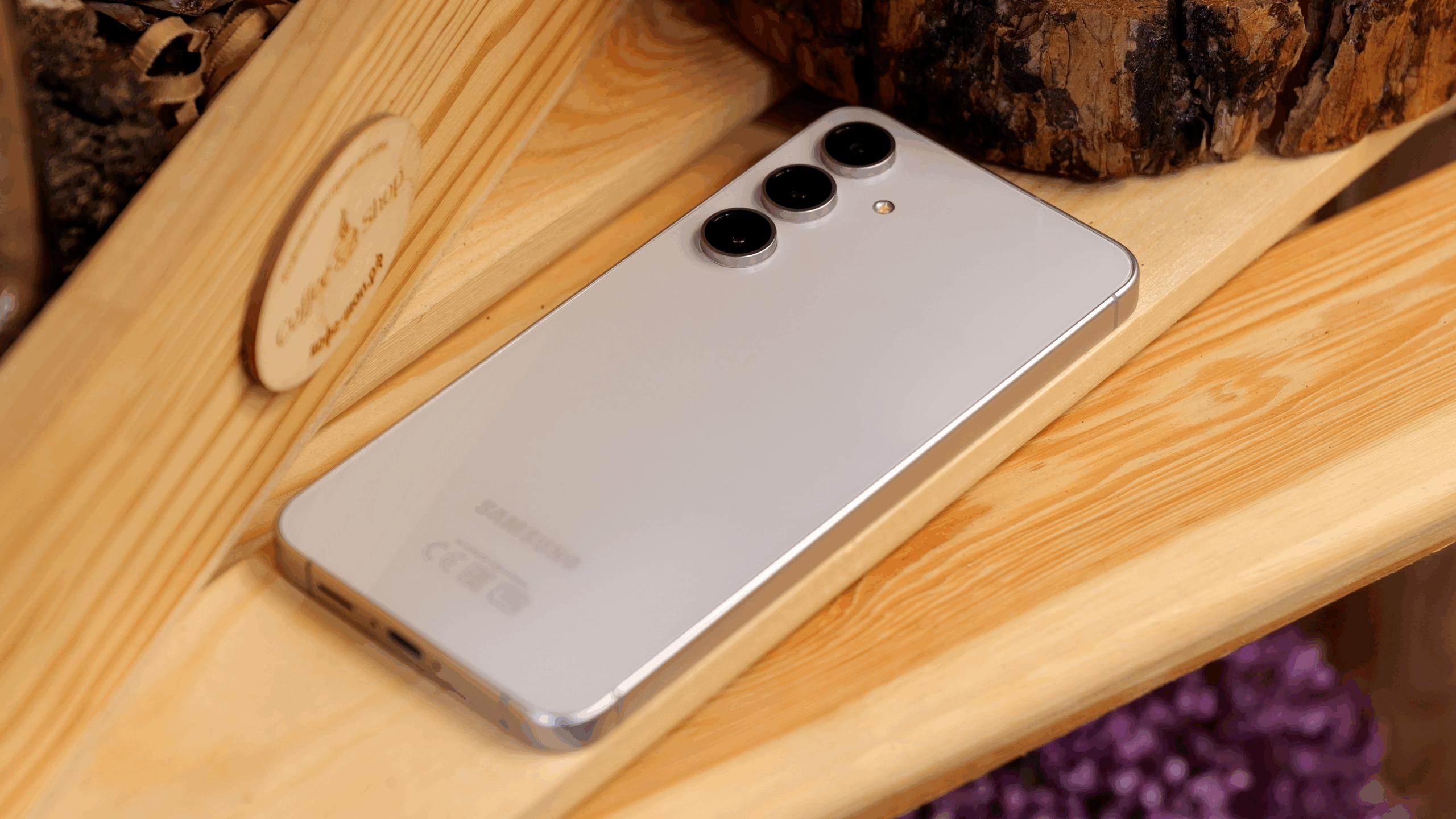 Смартфон Samsung Galaxy S24 FE