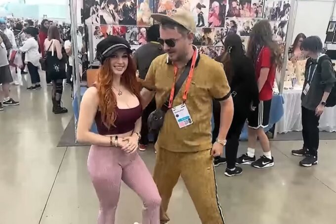 Илья Мэддисон и Amouranth на TwitchCon в сентябре 2024 года