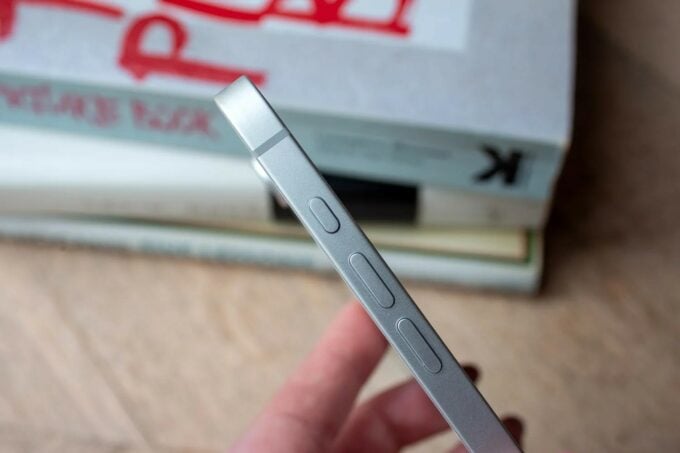 iPhone 16e
