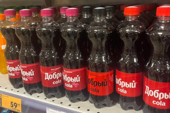 Бутылки «Добрый Cola» и «Добрый Cola» (без сахара) на полках магазинов в России