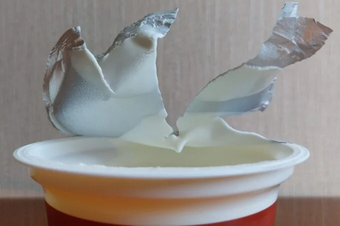 Оторванная фольга на крышке йогурта или сметаны (фото: телеграм-канал «Продукт Медиа»)