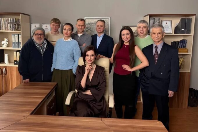 Анна Ковальчук (в центре) и актерский состав 25-го сезона сериала «Тайны следствия» 