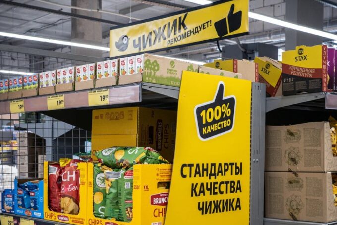 Полки с чипсами в магазине «Чижик»