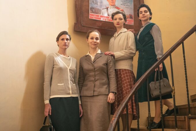 Марьяна Спивак, Екатерина Вилкова, Елена Панова и Яна Дюбуи на съемках сериала Первого канала «Шифр»