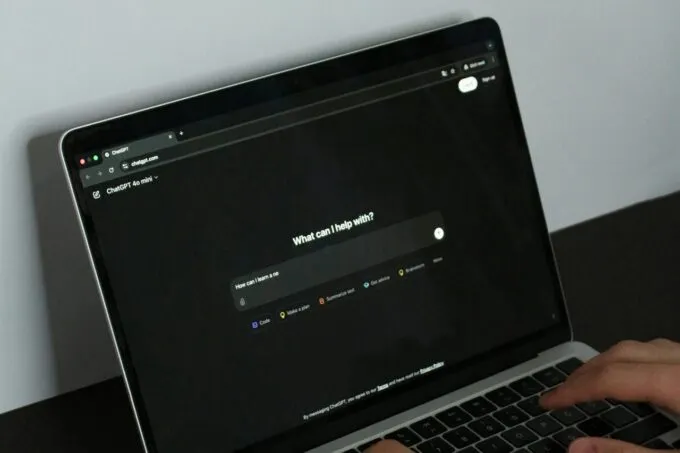 Ноутбук с открытым ChatGPT