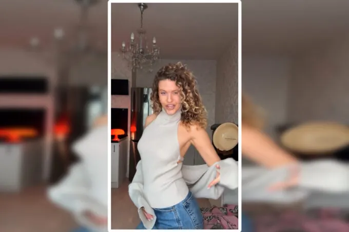 Блогерша Саша Молоко показывает, как в рилсах танцуют под строчку «Комментировать твой ЖЖ»