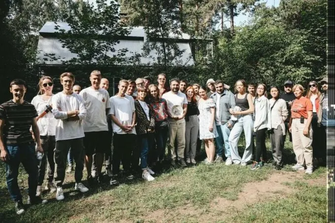 Сарик Андреасян (в центре, с тарелкой) на старте съемок сериала «Несломленная»