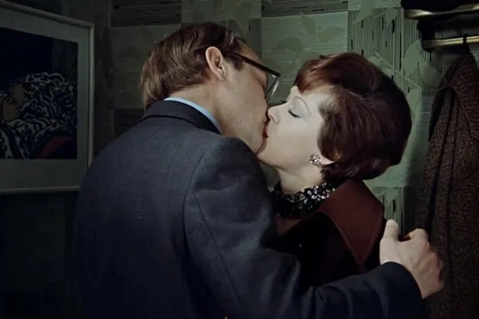 Новосельцев целует Калугину в фильме Эльдара Рязанова «Служебный роман»