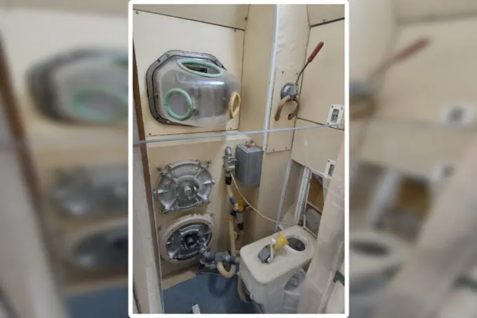 Туалет из орбитальной станции «Мир»