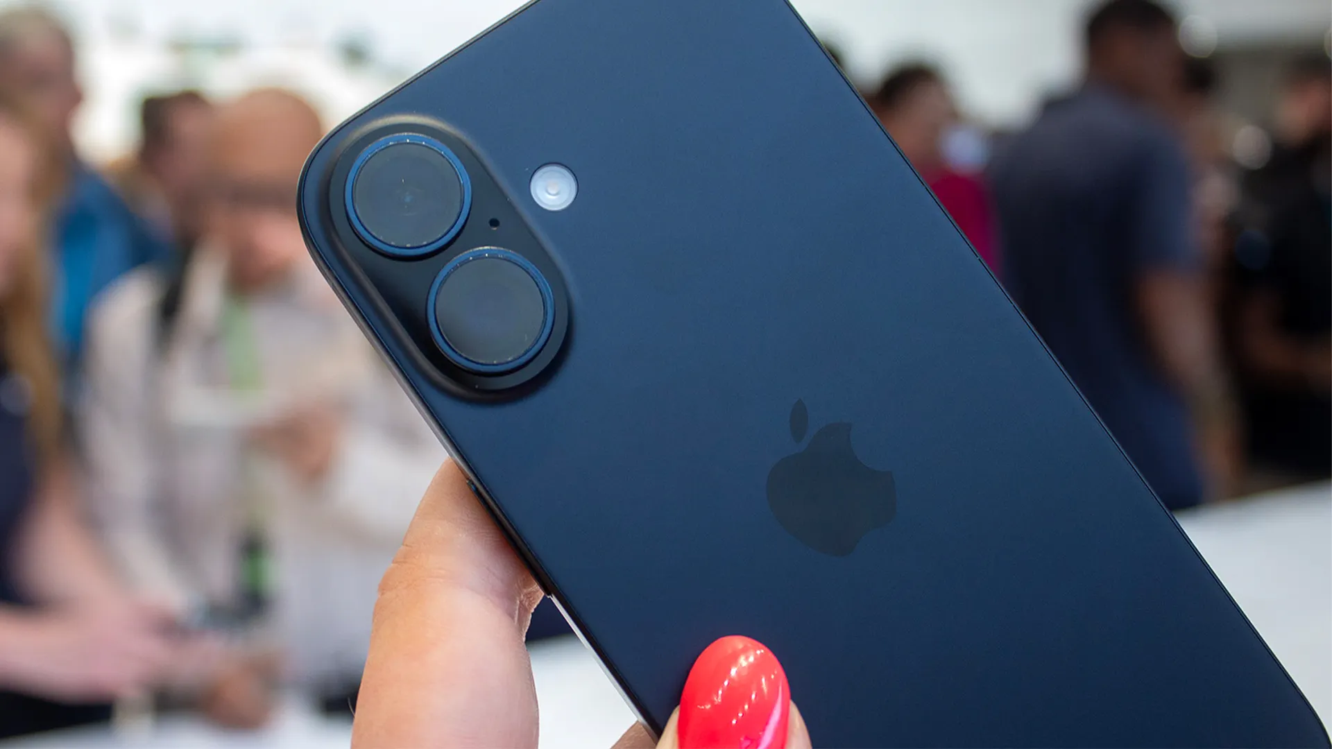 iPhone 17 – самый классный смартфон Apple в этом году. Почему он такой дорогой?