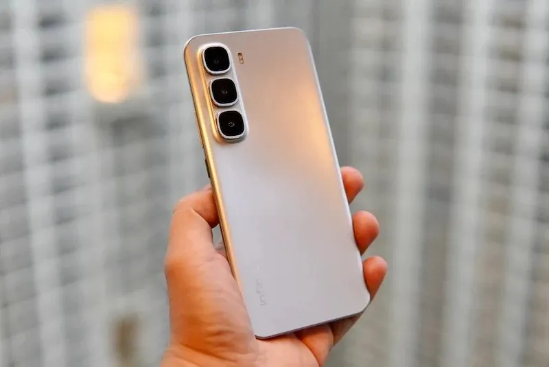 Смотрите, что Infinix предлагает всего за 15 тысяч рублей. Сверхтонкий корпус, 144-герцовый экран и оптимальное железо