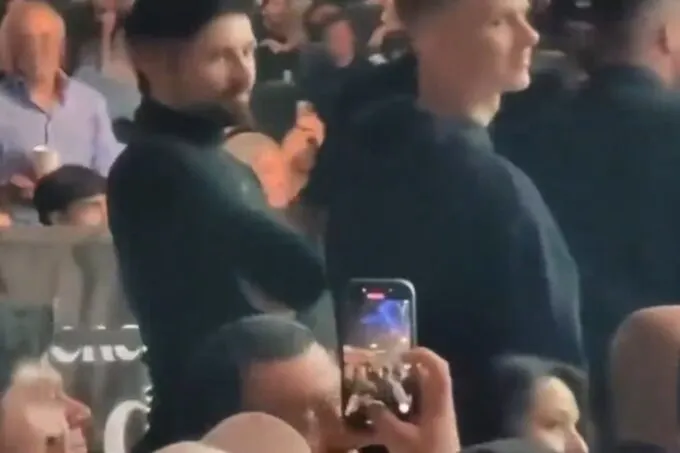 Павел Дуров с сыном Михаилом Дуровым в Абу-Даби (фото: скриншот видео)