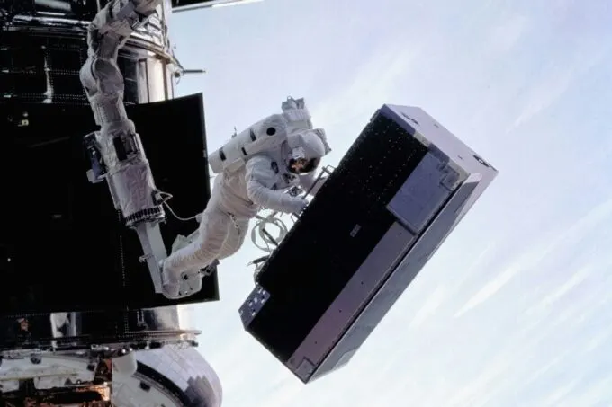 Космонавт в открытом космосе