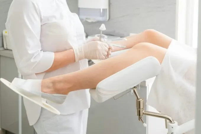 Гинеколог и пациент в гинекологическом кресле