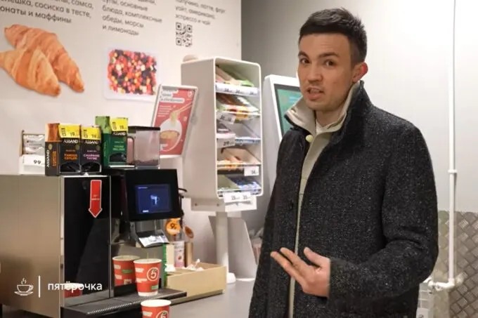 Бариста Николай Стрельников пьет кофе в «Пятерочке»