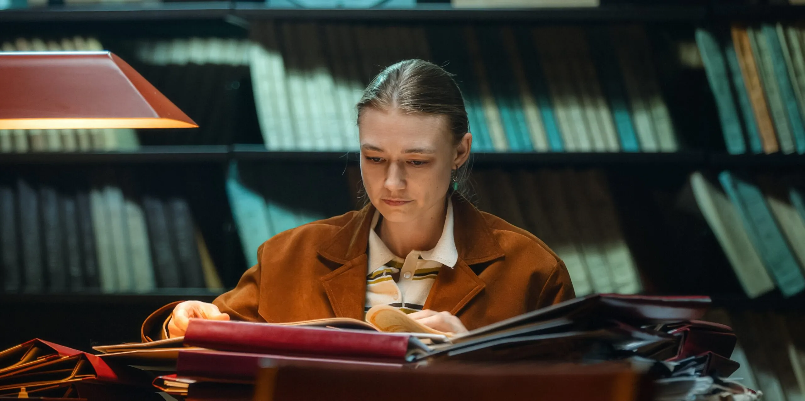 5 главных российских сериалов апреля. От мрачного детектива до нашей версии «Очень странных дел»