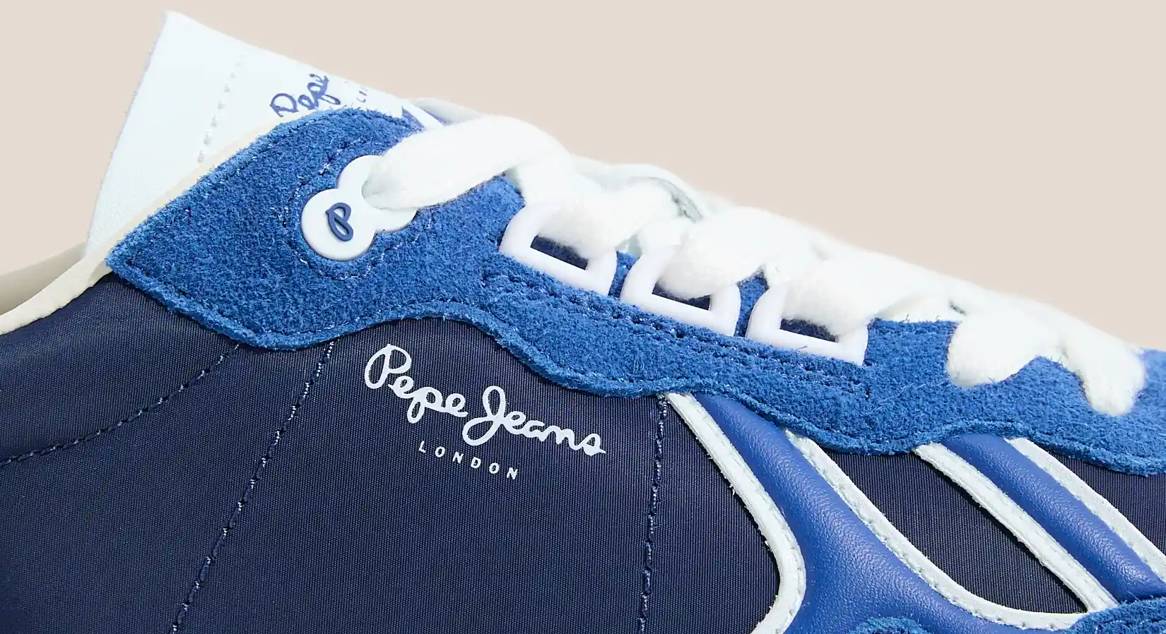 Кроссовки из Лондона обесценились на Яндекс Маркете. Они лаконичные и стильные