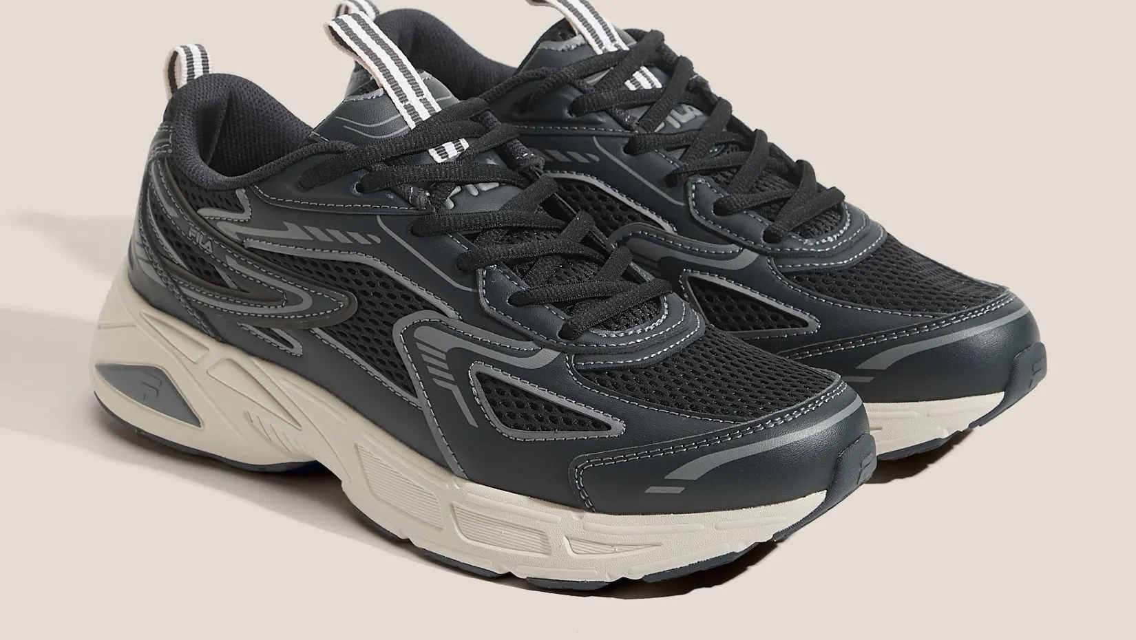 Кроссовки родом из Италии дешевеют на Маркете. Теперь они стоят меньше 5 тысяч