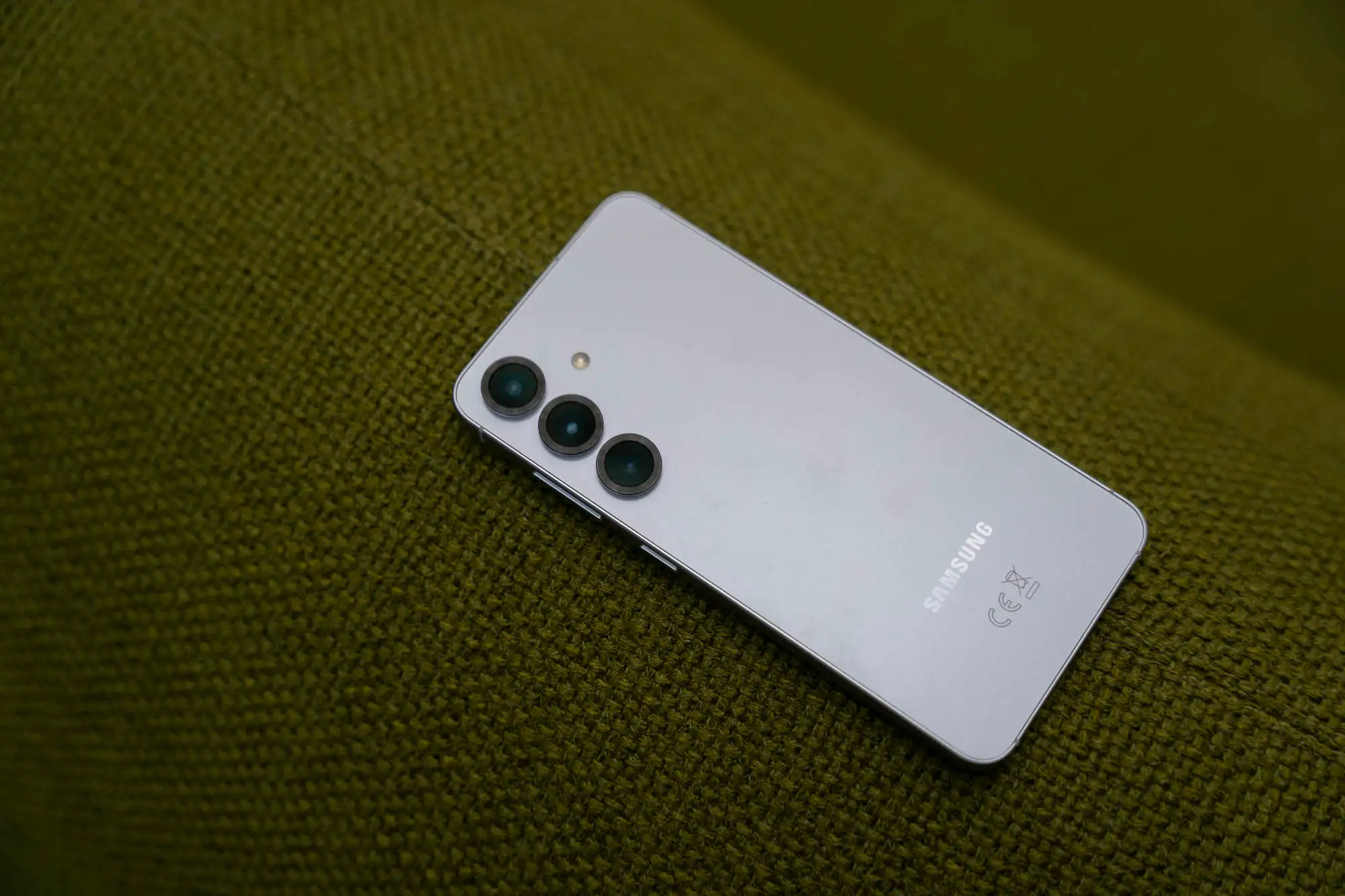 Легендарный компакт Samsung Galaxy рухнул в цене. Хватаем, пока он есть в наличии 