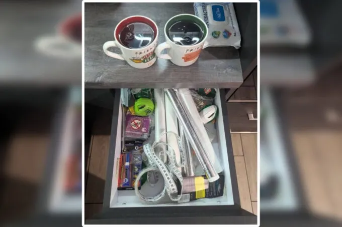 Мужчины не могут решить загадку, на которую женщинам нужно 5 секунд. Где ножницы в ящике на фото?