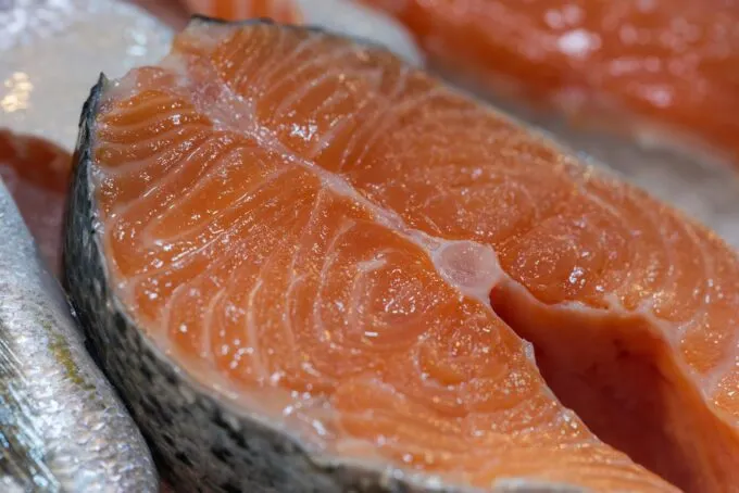 Семга на прилавке магазина