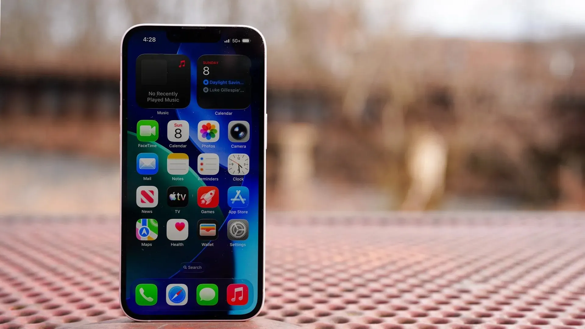 Что выбрать — Xiaomi 15T или iPhone 17e? Полное сравнение двух хитов