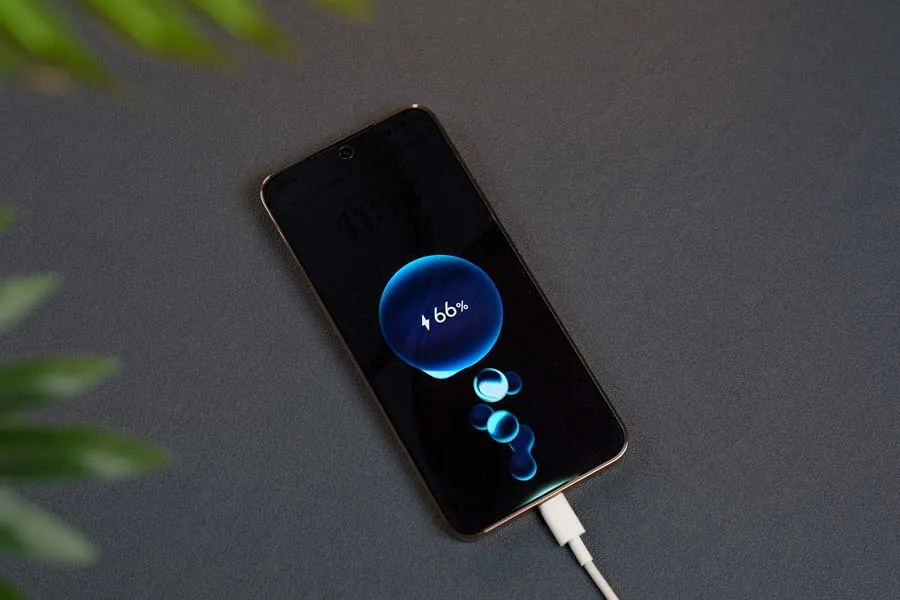 5 смартфонов, которые живут от одного заряда максимально долго. От бюджетного Tecno до камерофона ZTE