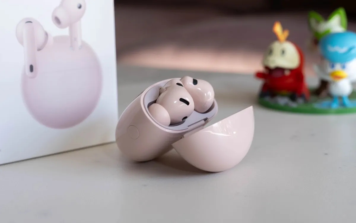 «Топовые по всем статьям». Сбалансированные наушники Huawei сливают за бесценок