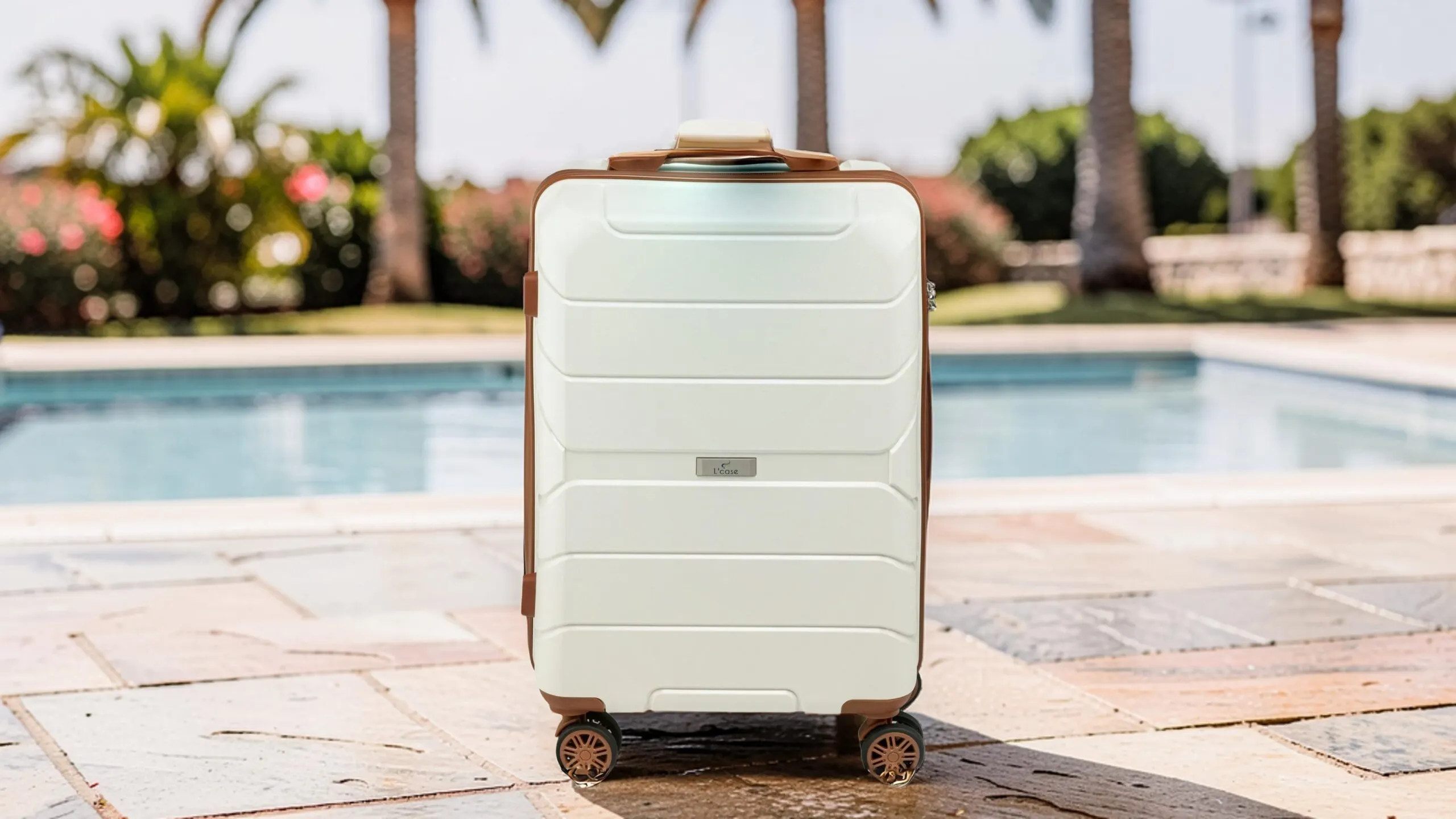 Такой чемодан нужен каждому. Он лёгкий, компактный и вмещается в ручную кладь 