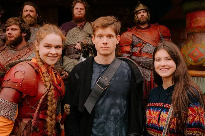 Виктор Хориняк (в центре) в роли Ивана Муромца на съемках сериала «Последний богатырь. Наследие»