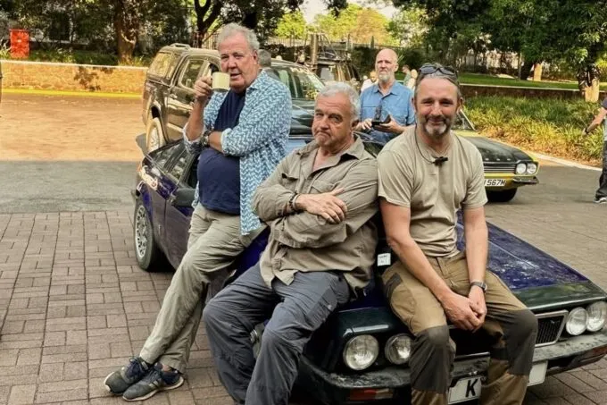 Джереми Кларксон (слева) и Энди Уилман (на переднем плане в центре) на съемках The Grand Tour