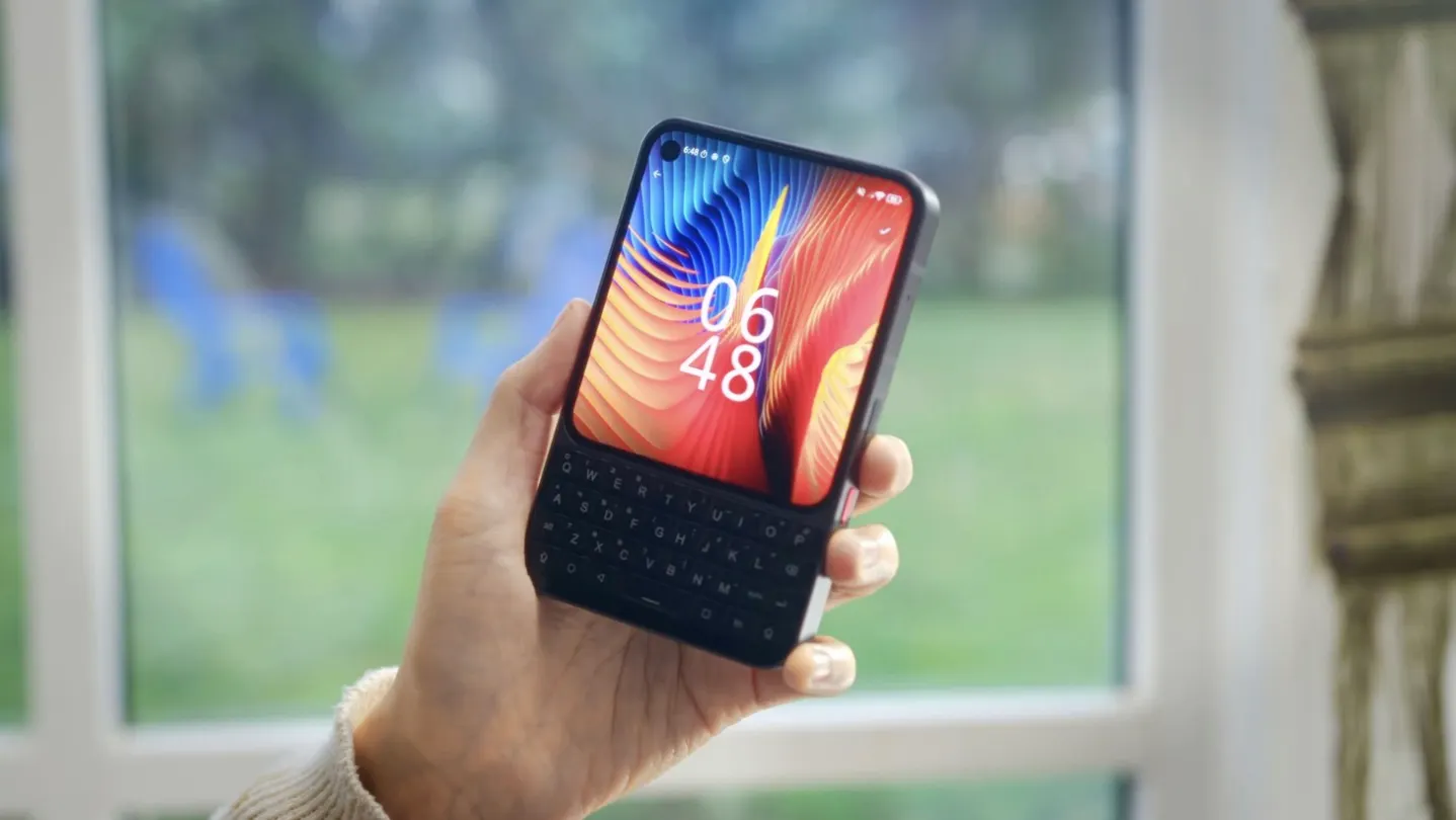 Вышел Unihertz Titan 2 Elite – кнопочный компакт в стиле Blackberry. У него AMOLED-экран и крайне полезная клавиатура